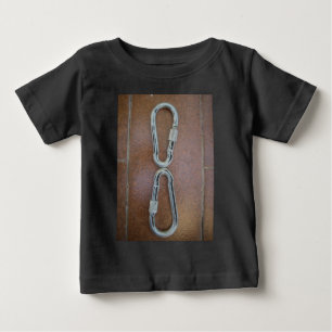 Verriegelt: Robustes Karabinerhaken-Schlossdesign  Baby T-shirt