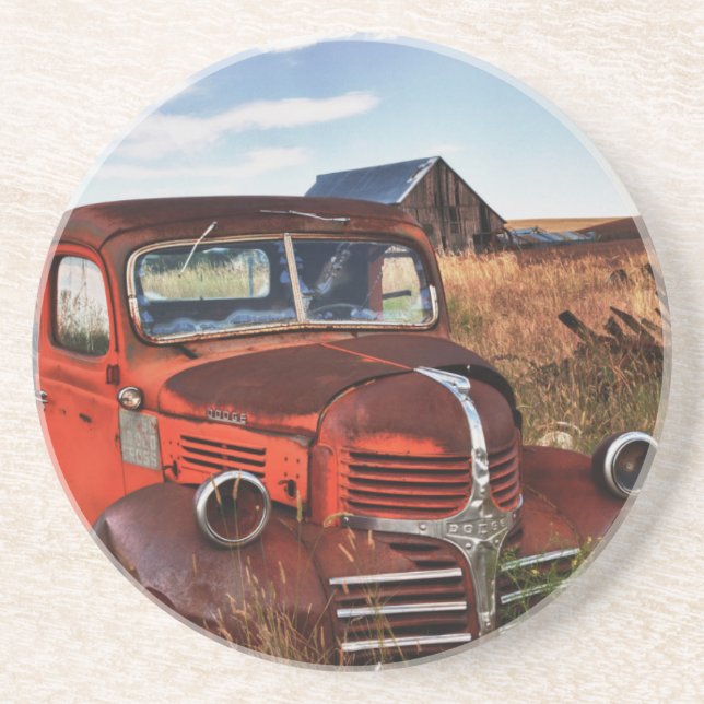 Verrostender orange Dodge-LKW mit verlassenem Untersetzer (Vorne)