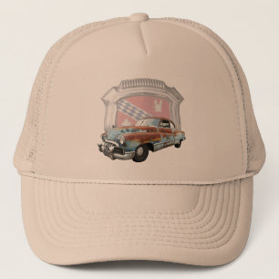 Verrostetes Buick 1950, das vor klassischem Emblem Truckerkappe
