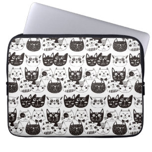 Verrückte Katze stellt Muster gegenüber Laptopschutzhülle