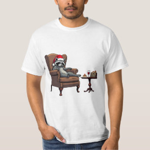 Verrückter Waschbär sitzt in einem Sessel Wein und T-Shirt