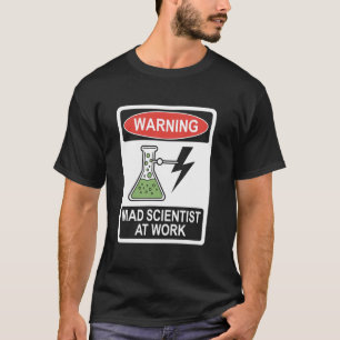 Verrückter Wissenschaftler bei der Arbeit Laborver T-Shirt