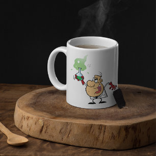 Verrückter Wissenschaftler hält kochende Flasche W Kaffeetasse