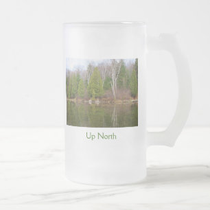 Vers le haut des tasses de bière en verre du nord