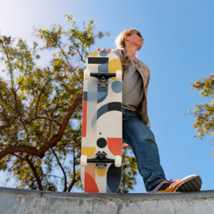 Verschiedene bunte Formen und Punkte Skateboard