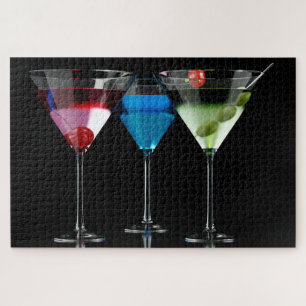 Verschiedene Cocktails in Martini-Brillen auf schw