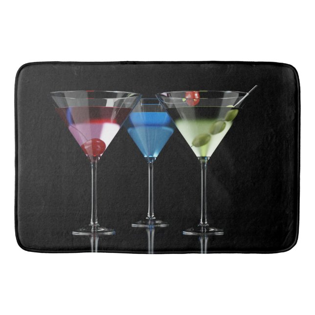 Verschiedene Cocktails in Martini-Brillen auf schw Badematte (Vorderseite)