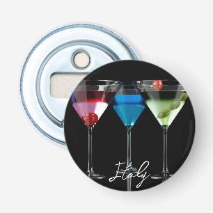 Verschiedene Cocktails in Martini-Brillen auf schw Flaschenöffner
