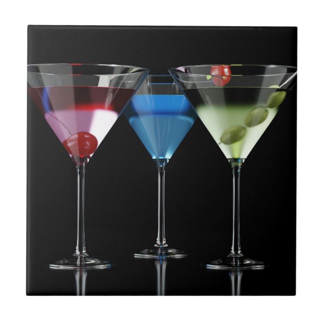 Verschiedene Cocktails in Martini-Brillen auf schw Fliese (Vorderseite)