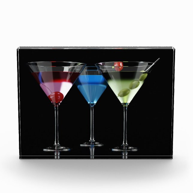 Verschiedene Cocktails in Martini-Brillen auf schw Fotoblock (Vorderseite)