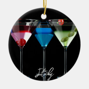 Verschiedene Cocktails in Martini-Brillen auf schw Keramik Ornament