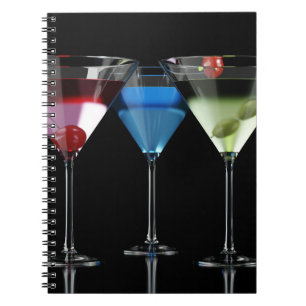 Verschiedene Cocktails in Martini-Brillen auf schw Notizblock