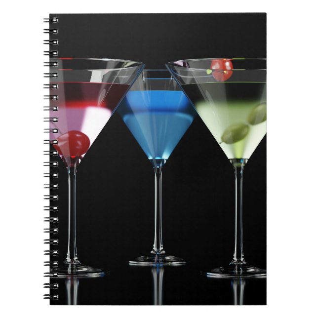 Verschiedene Cocktails in Martini-Brillen auf schw Notizblock (Vorderseite)