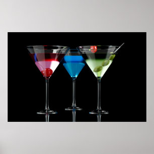 Verschiedene Cocktails in Martini-Brillen auf schw Poster