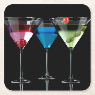 Verschiedene Cocktails in Martini-Brillen auf schw Rechteckiger Pappuntersetzer
