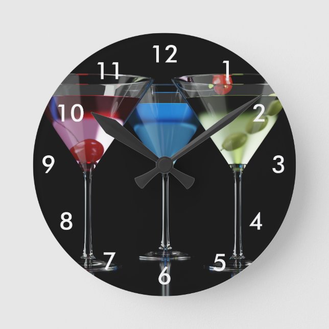 Verschiedene Cocktails in Martini-Brillen auf schw Runde Wanduhr (Vorderseite)