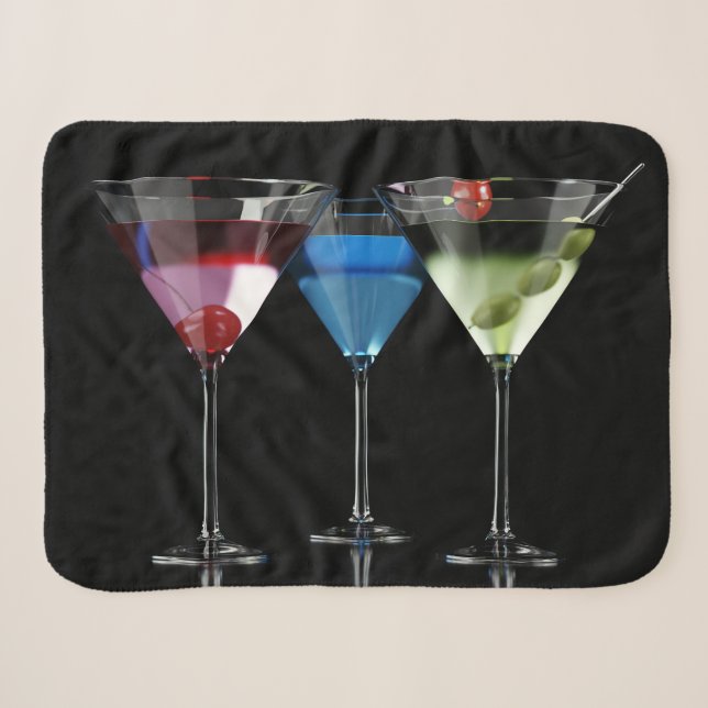 Verschiedene Cocktails in Martini-Brillen auf schw Sherpadecke (Vorderseite (Horizontal))