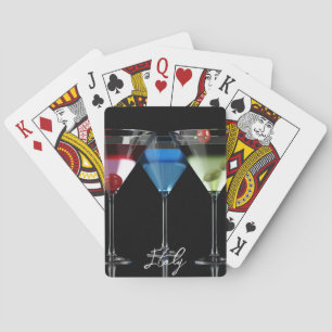 Verschiedene Cocktails in Martini-Brillen auf schw Spielkarten