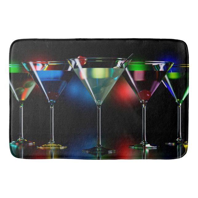 Verschiedene Cocktails in Martini Brillen mit Lich Badematte (Vorderseite)