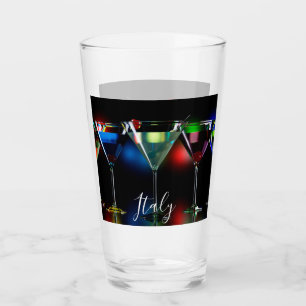 Verschiedene Cocktails in Martini Brillen mit Lich Glas