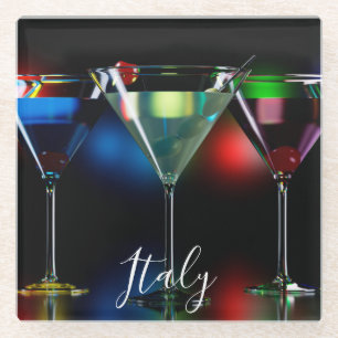Verschiedene Cocktails in Martini Brillen mit Lich Glasuntersetzer