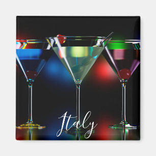 Verschiedene Cocktails in Martini Brillen mit Lich Magnet