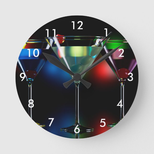 Verschiedene Cocktails in Martini Brillen mit Lich Runde Wanduhr (Vorderseite)