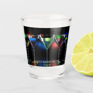 Verschiedene Cocktails in Martini Brillen mit Lich Schnapsglas