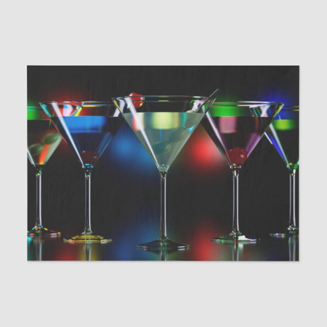 Verschiedene Cocktails in Martini Brillen mit Lich Seidenpapier (Vorderseite)