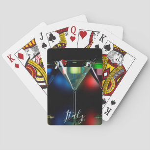 Verschiedene Cocktails in Martini Brillen mit Lich Spielkarten