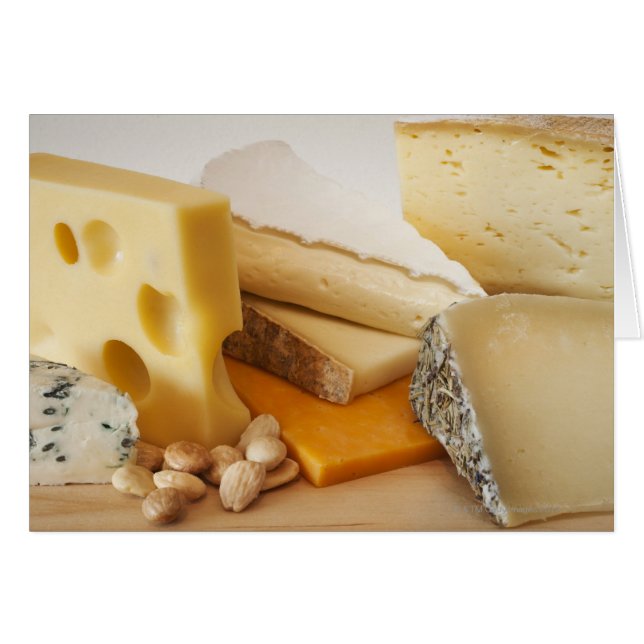 Verschiedene Käse auf der Tafel (Vorderseite (Horizontal))