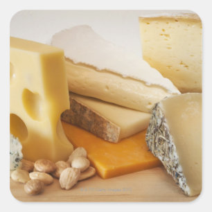 Verschiedene Käse auf hackendem Brett Quadratischer Aufkleber
