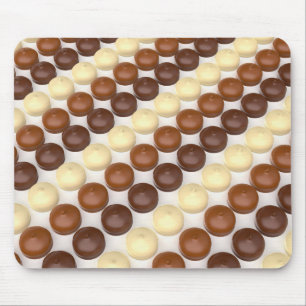 Verschiedene schokoladenbeschichtete Marshmallows Mousepad