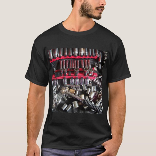 Verschiedene Steckdosen in einer Werkzeugschublade T-Shirt (Vorderseite)
