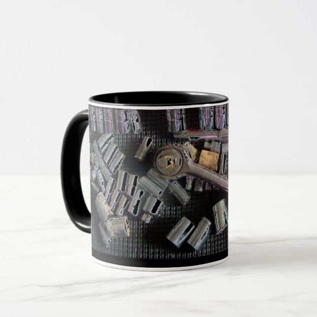 Verschiedene Steckdosen in einer Werkzeugschublade Tasse (Vorderseite Links)