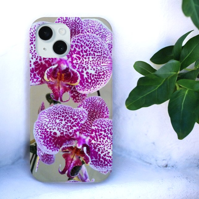 Verschiedenes Lila Orchid-Nah-Up-Foto iPhone 15 Hülle (back of iPhone case with variegated purple and white orchid photo)