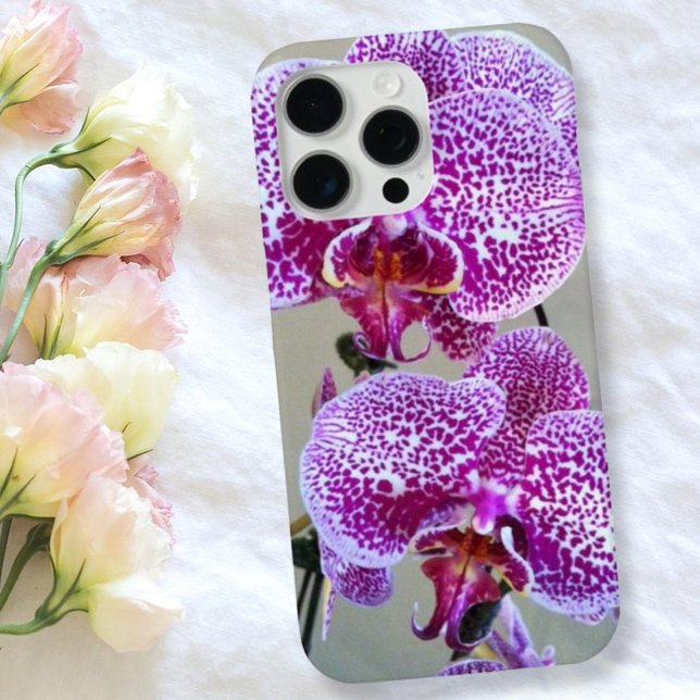Verschiedenes Lila Orchid-Nah-Up-Foto iPhone 15 Pro Max Hülle (A beautiful floral gift idea for a special occasion such as Mother's Day or birthday. )