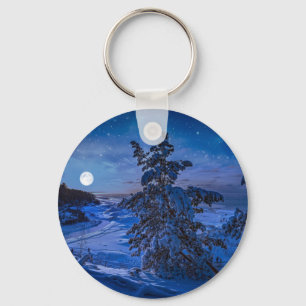 Verschneite Ostseeküste mit Tannenbaum in der Nach Schlüsselanhänger
