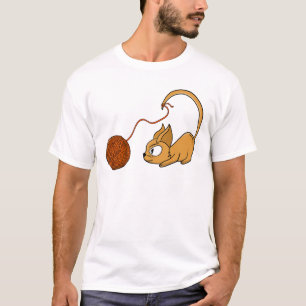 Verspielbare orange Katze jagt Garn T-Shirt