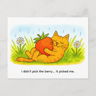Verspielte Cartoon-Katze umarmt große Erdbeere Postkarte