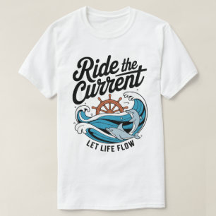 Verspielte Delphine Surfen Ozeanwelle & Schiffrad T-Shirt