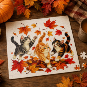 Verspielte Kätzchen jagen Herbstlaub