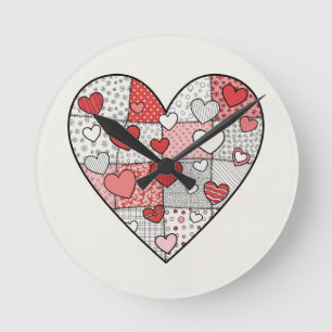Verspielte rote und rosa Patchwork-Herz-Collage-Ku Runde Wanduhr