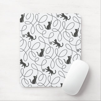 Verspielte schwarze Katze und Wollknäuel-Muster Mousepad