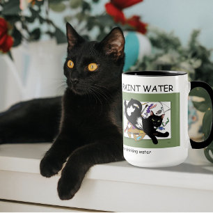 Verspielte schwarze Künstlerkatze, die Humor grün Tasse