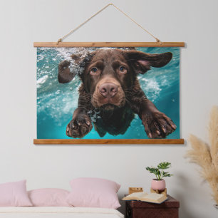 Verspielter Chocolate-Labrador schwimmt unter Wass Wandteppich Mit Holzrahmen