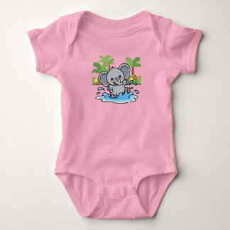 Verspielter kleiner Elefant planscht Baby Strampler