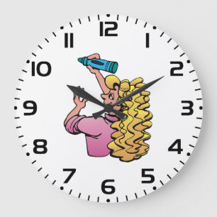 Verspieltes Mädchen mit Wachsmalstift Große Wanduhr