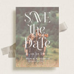 Verspieltes Typografy Wedding Foto Save the Date<br><div class="desc">Modernes Hochzeitsfest-Foto Save the Date mit fett formatierter Typografie über Ihrem Foto und Ihre Hochzeitsdetails.</div>