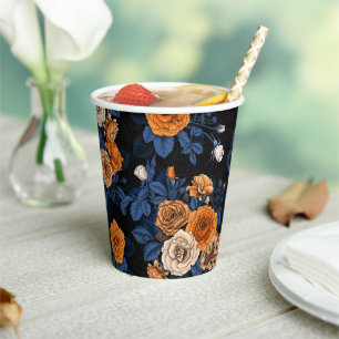 Versteckt in den Rose, orange und blau Pappbecher